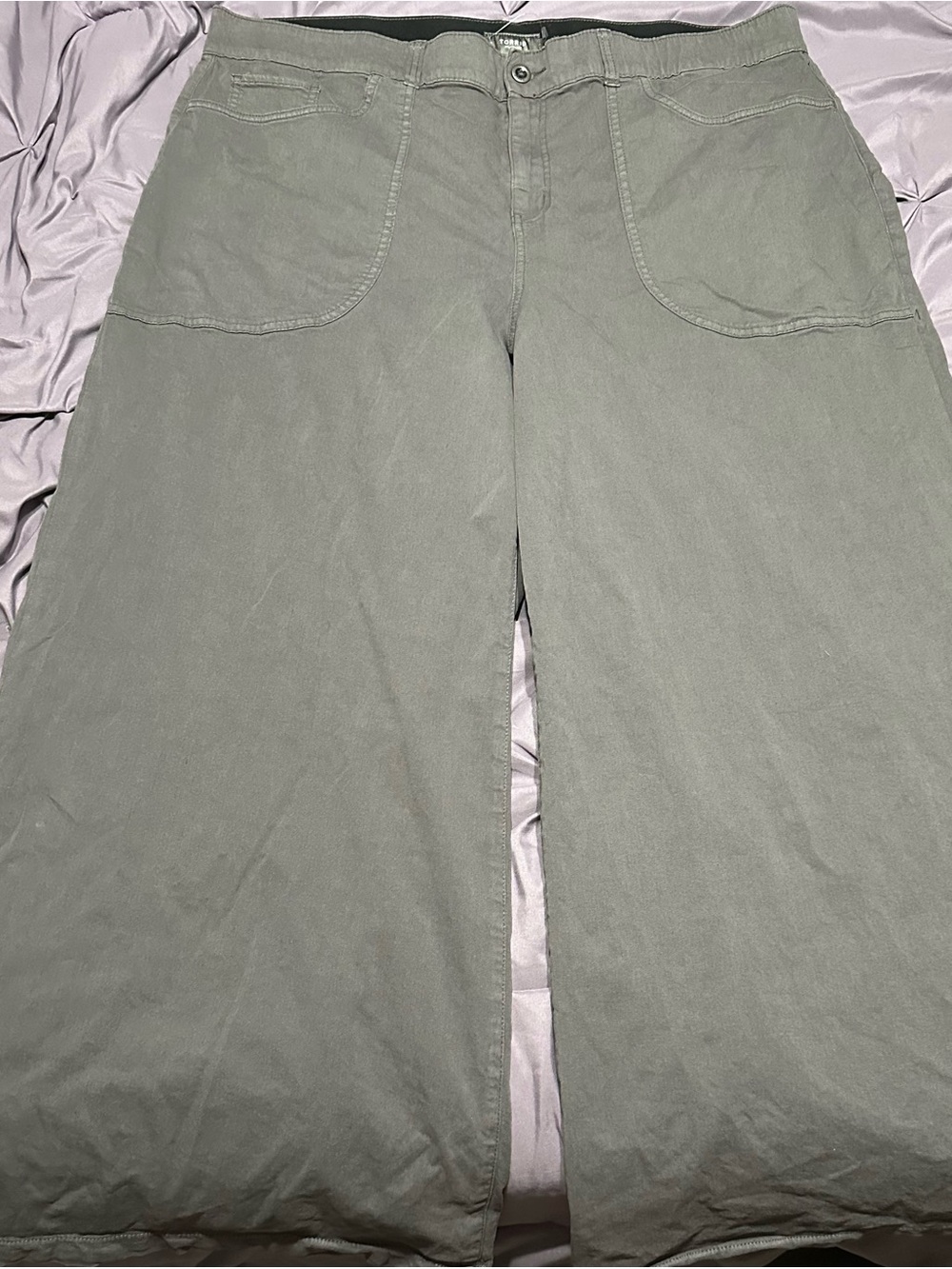 Torrid- wide Leg Casual Pants in grey/ Green/ NWOT